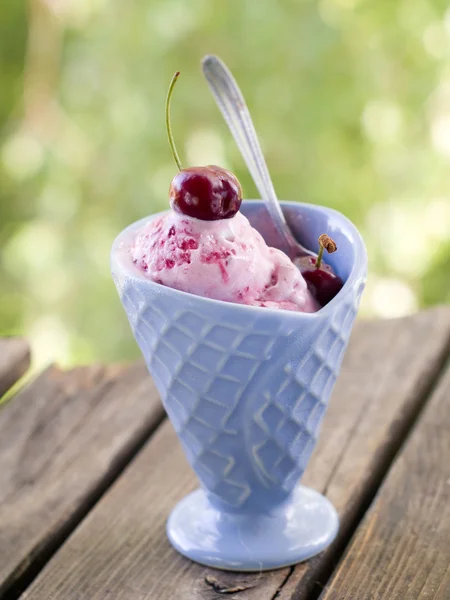 Cherry ice-cream — Stock Photo, Image