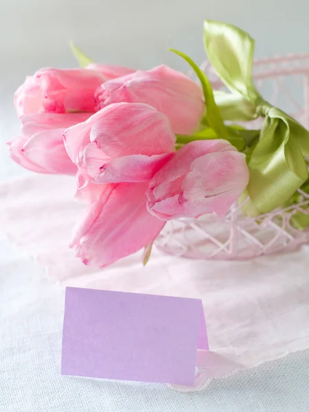 Tulipani rosa con carta vuota — Foto Stock