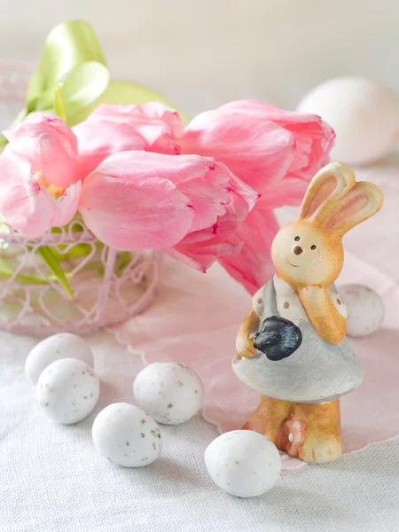 Velikonoční zajíček a vejce — Stock fotografie