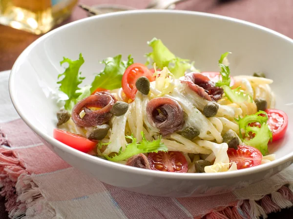 Nudeln mit Tomaten, Sardellen und Kapern — Stockfoto