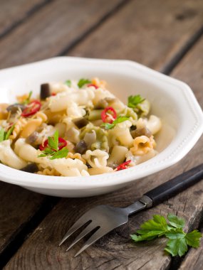 makarna patlıcan ve biber sosu ile