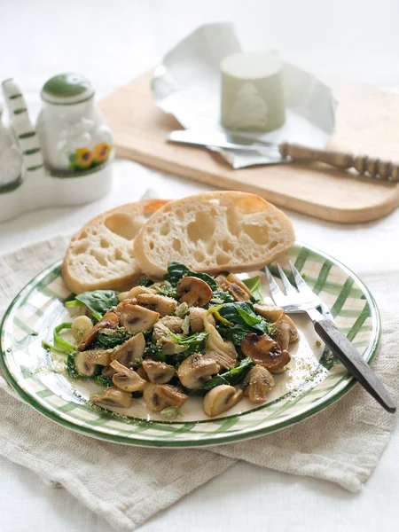 Espinafre e salada de cogumelos — Fotografia de Stock