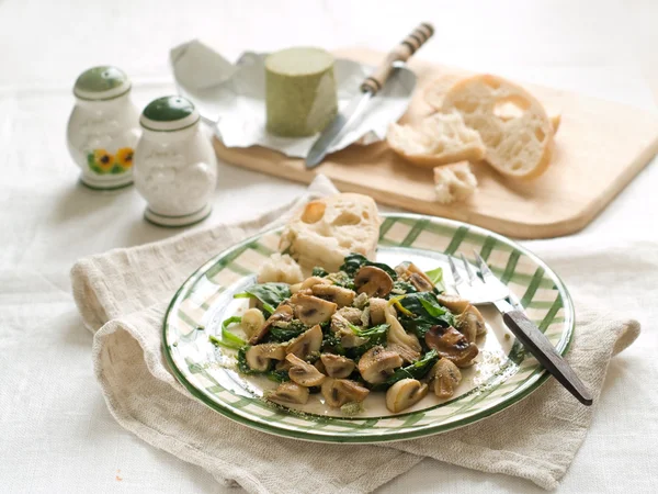 Salade d'épinards et champignons — Photo