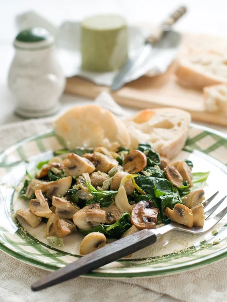 Espinafre e salada de cogumelos — Fotografia de Stock