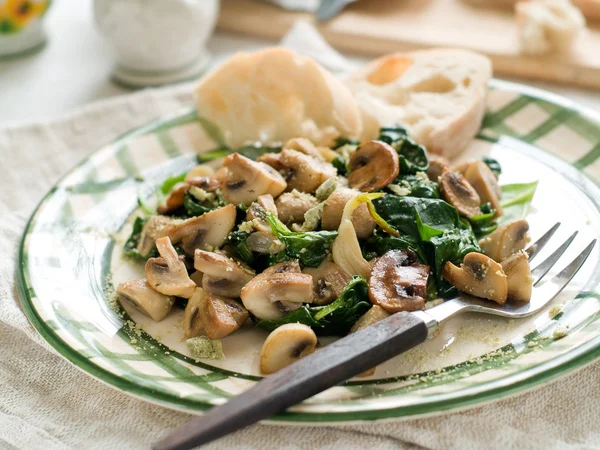 Spinazie en mushroom salade — Stockfoto