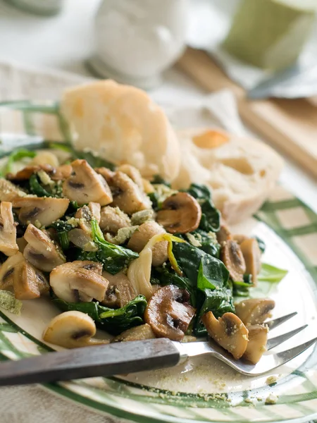 Espinafre e salada de cogumelos — Fotografia de Stock