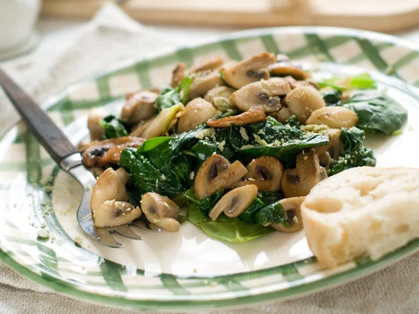 Spinach and mushroom salad with cheese — Stock Photo, Image