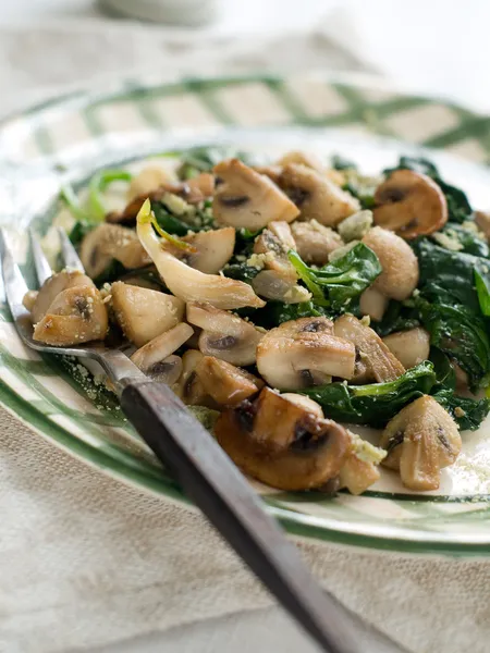 Spinach and mushroom salad with cheese — Stock Photo, Image