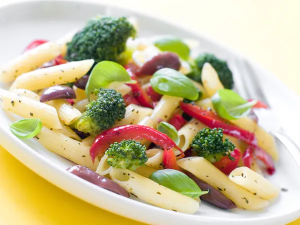 Pasta con pepe, broccoli e olive — Foto Stock