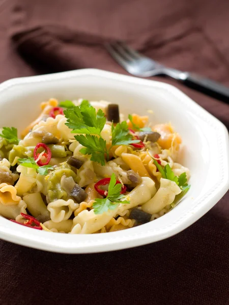 Pasta con berenjena y salsa de chile —  Fotos de Stock