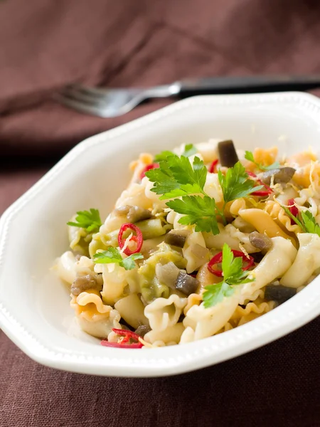 Pasta met aubergine en chili saus — Stockfoto