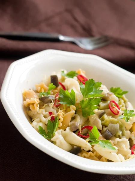 Pasta med aubergine och chili sås — Stockfoto