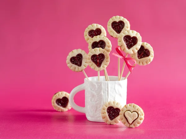 Cookie Pops mit Herz dekoriert — Stockfoto