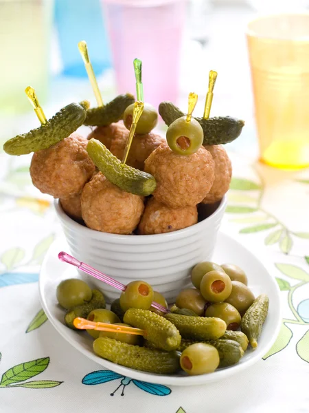 Закуски з огірками та оливками — стокове фото