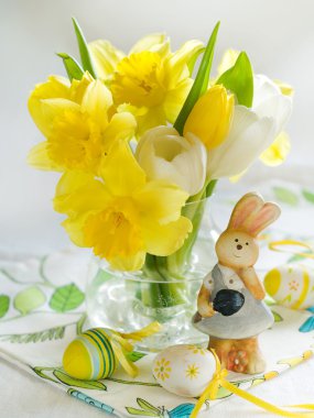 çiçek, tavşan ve yumurta