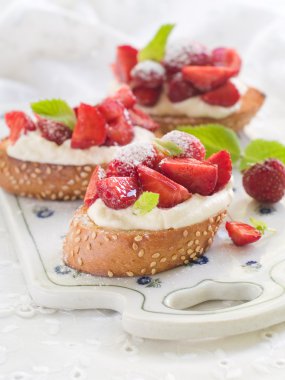 Bruschetta peynir ve çilek ile