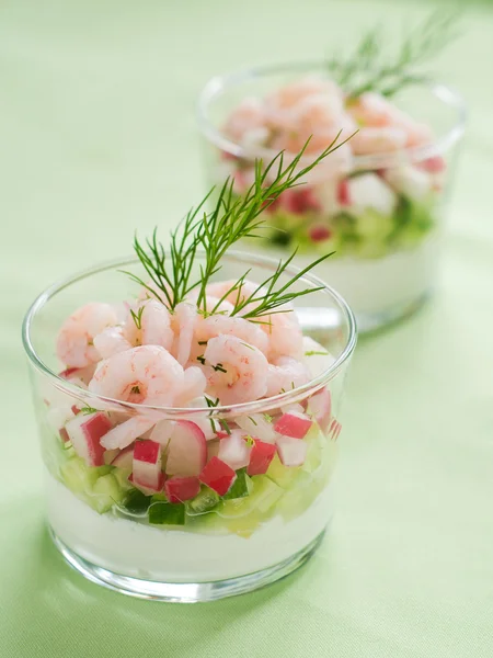 Salat mit Garnelen — Stockfoto