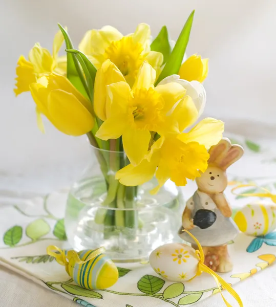 Blommor, påskhare och ägg — Stockfoto