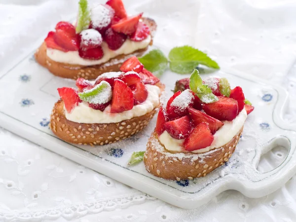 Bruschetta com queijo e morango — Fotografia de Stock