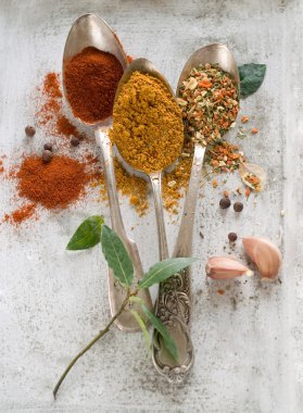 antika kaşık içinde baharatlar