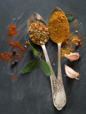 antika kaşık içinde baharatlar