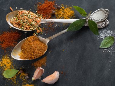 antika kaşık içinde baharatlar