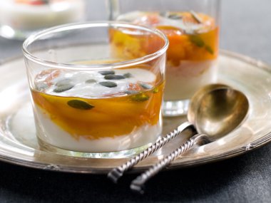 meyve yoğurt tatlısı