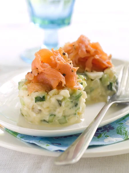 Salada com salmão defumado — Fotografia de Stock