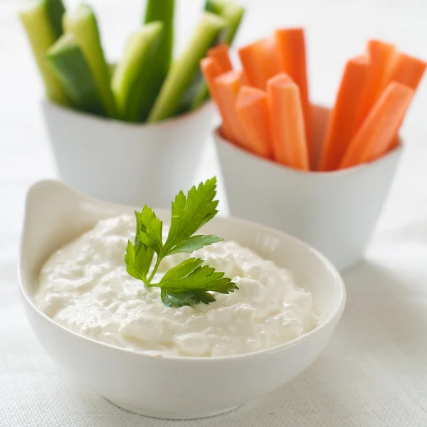 Vegetables with dip — Stock Photo, Image