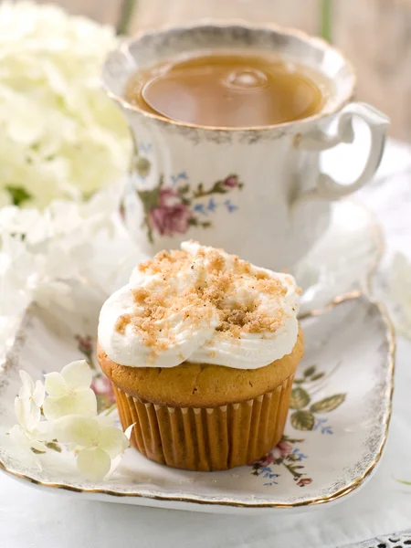 Cupcake and cup of tea — Stock Photo, Image