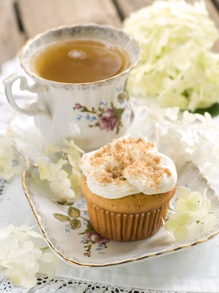 Cupcake and cup of tea — Stock Photo, Image