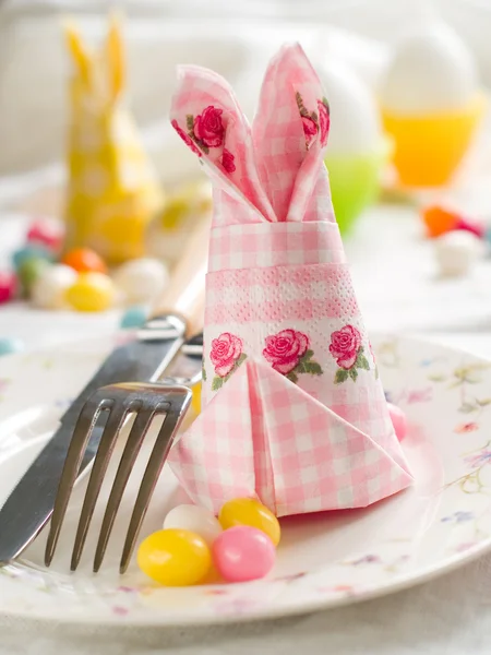 Ostertafel gedeckt — Stockfoto