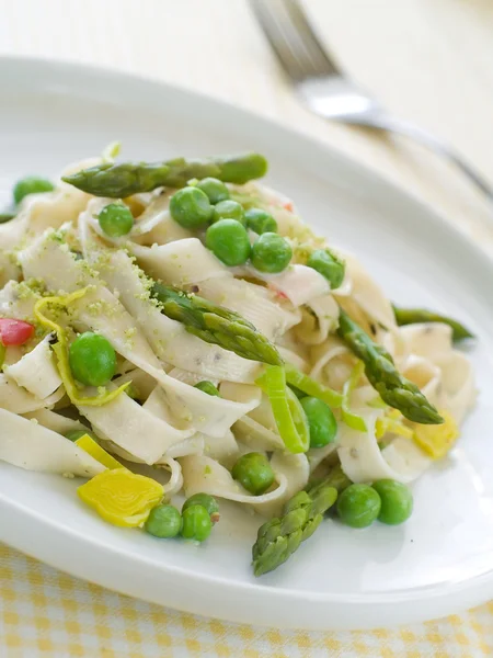 Pâtes aux asperges et pois — Photo