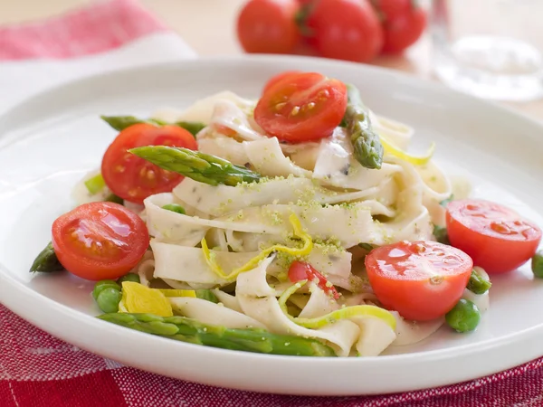 Pasta with asparagus and tomato — Stock Photo, Image