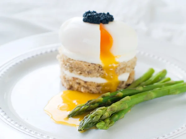 Bread with egg with asparagus — Stock Photo, Image