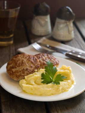 köfte ile patates püresi