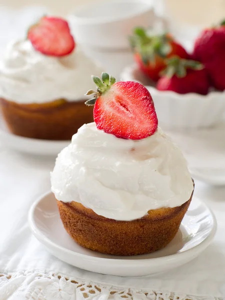 Cupcake com morango — Fotografia de Stock