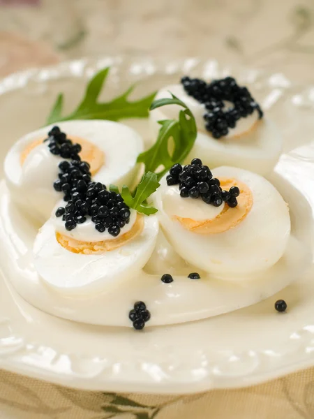 Gekookte eieren met zwarte kaviaar — Zdjęcie stockowe