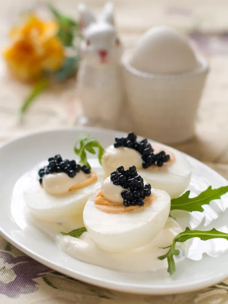 Ovos cozidos com caviar preto — Fotografia de Stock