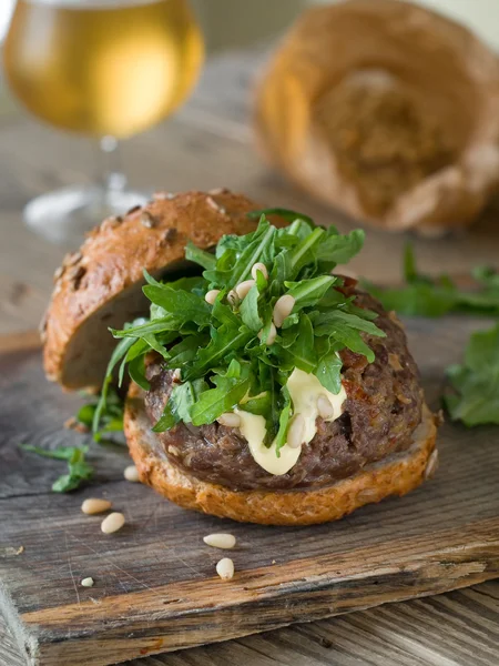 Hamburger, a sült saláta kitûnõ — Stock Fotó