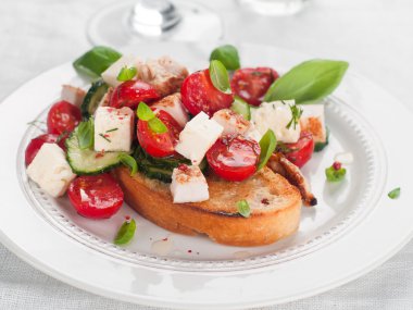 salata ekmek üzerinde