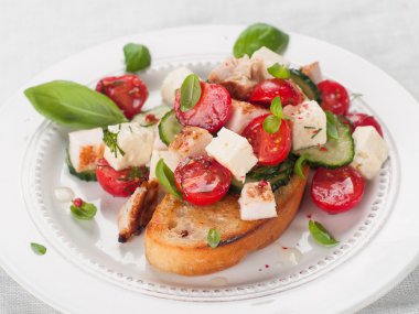 salata ekmek üzerinde