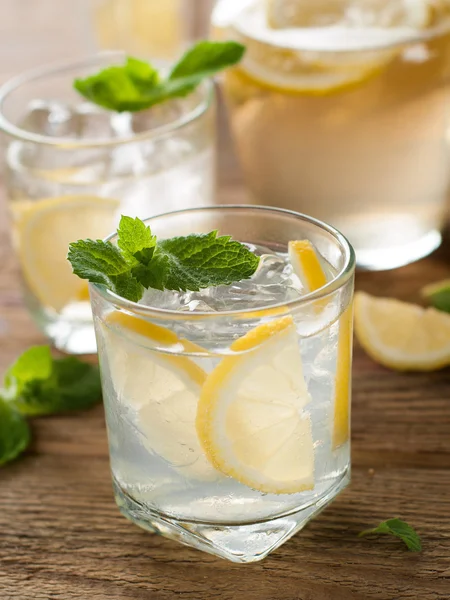 Свежий лимонад — стоковое фото