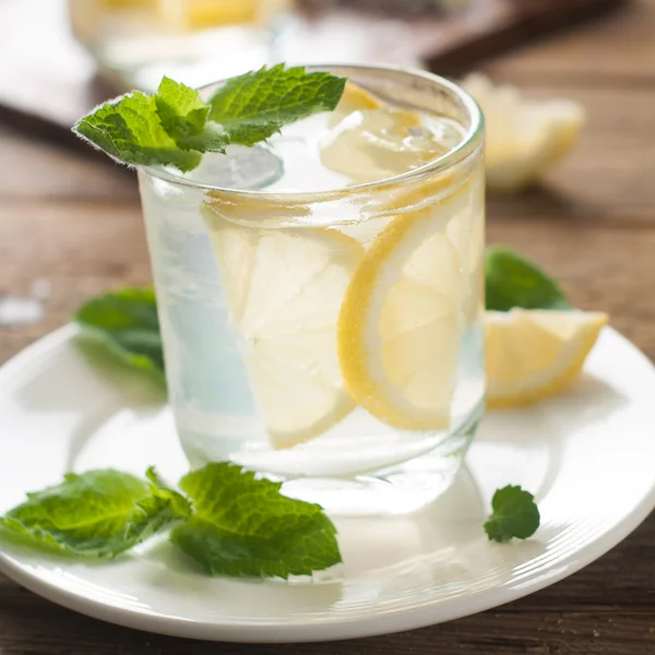 Свежий лимонад — стоковое фото
