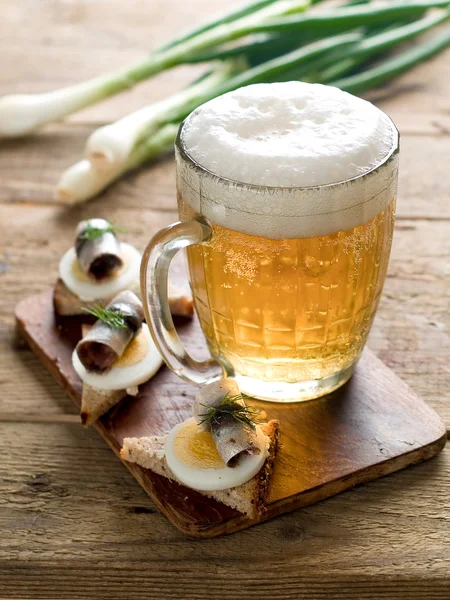 Cerveja com aperitivo — Fotografia de Stock