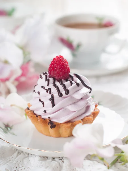 Cupcake with chocolate and raspberry — Stock Photo, Image