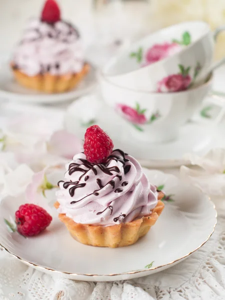 Cupcakes with chocolate and raspberry — Stock Photo, Image