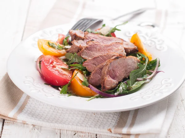 Salat mit Steak und frischem Gemüse — Stockfoto