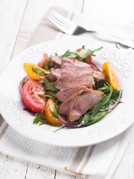 Salada com bife e legumes frescos — Fotografia de Stock