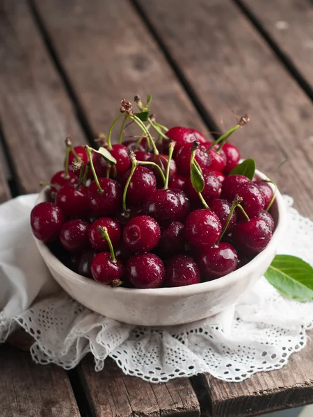 Ripe cherries in rustic bowl — Stock Photo, Image